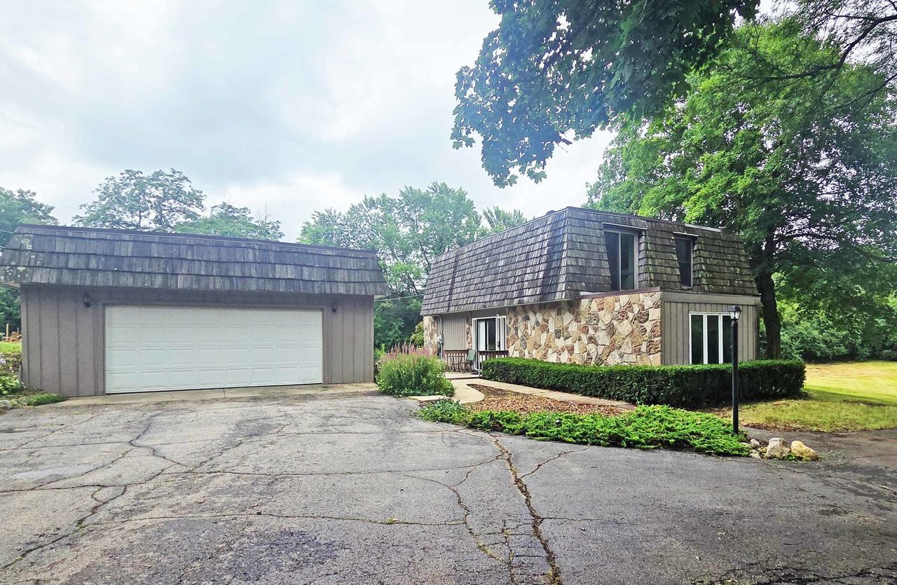 25960 W Hippler Rd., Barrington, IL 60010