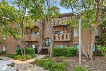 1081 Rodenburg Rd. #105, Roselle, IL 60172