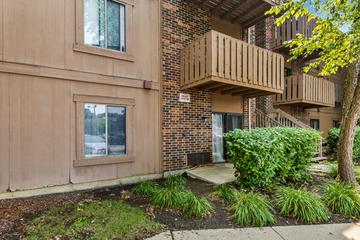 1081 Rodenburg Rd. #105, Roselle, IL 60172