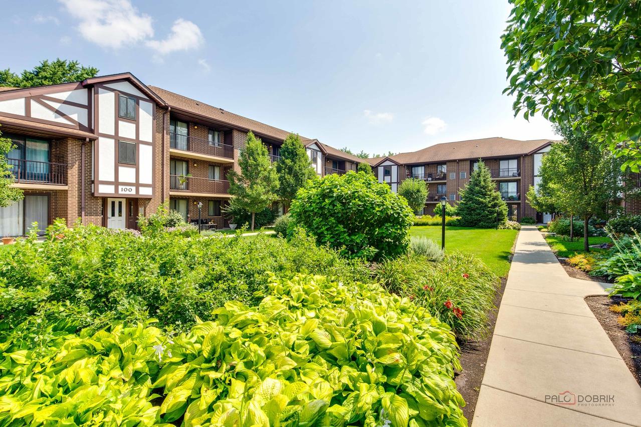 915 N York St. #403, Elmhurst, IL 60126