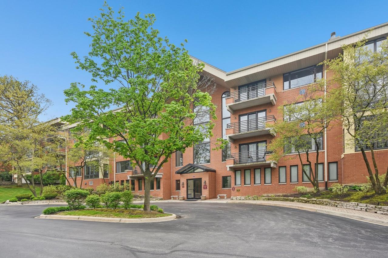 3525 S Cass Ct. #302, Oak Brook, IL 60523