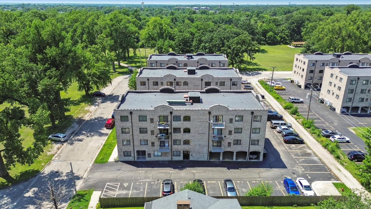 7316 40th St. #4F, Lyons, IL 60534