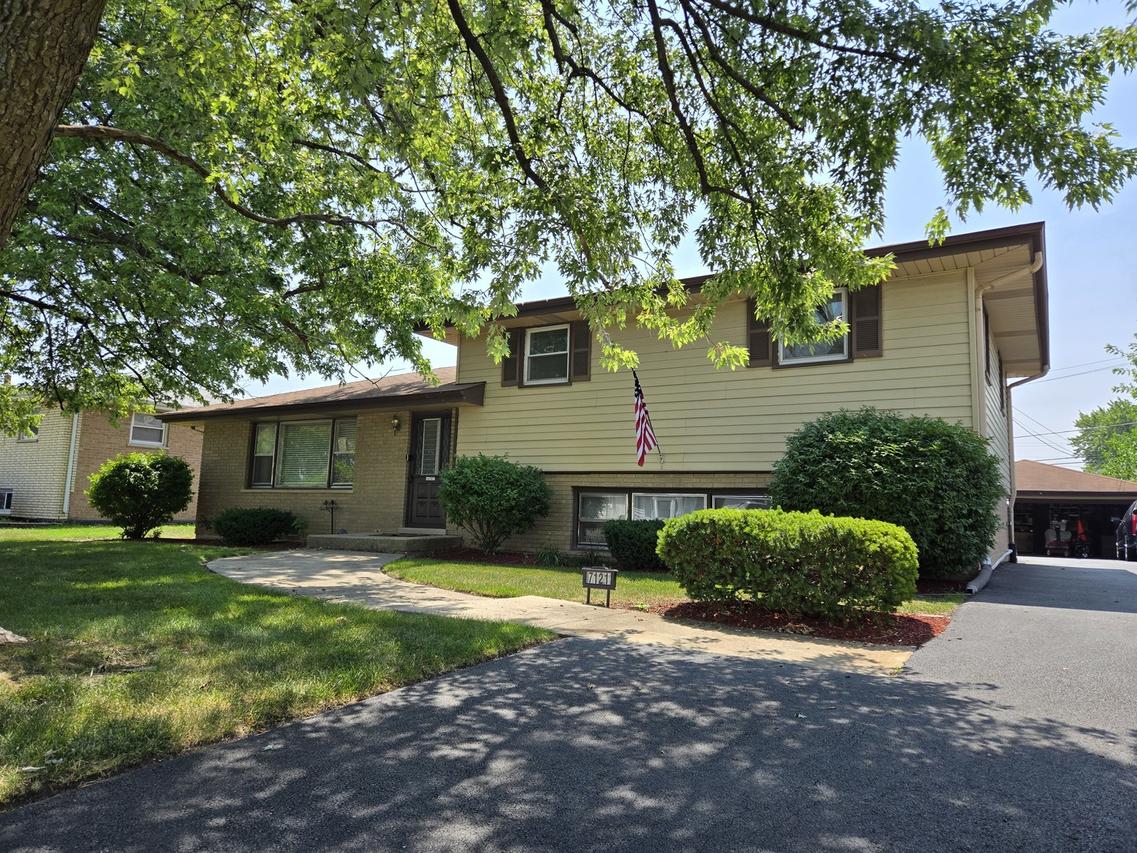 7121 W 82nd St., Burbank, IL 60458