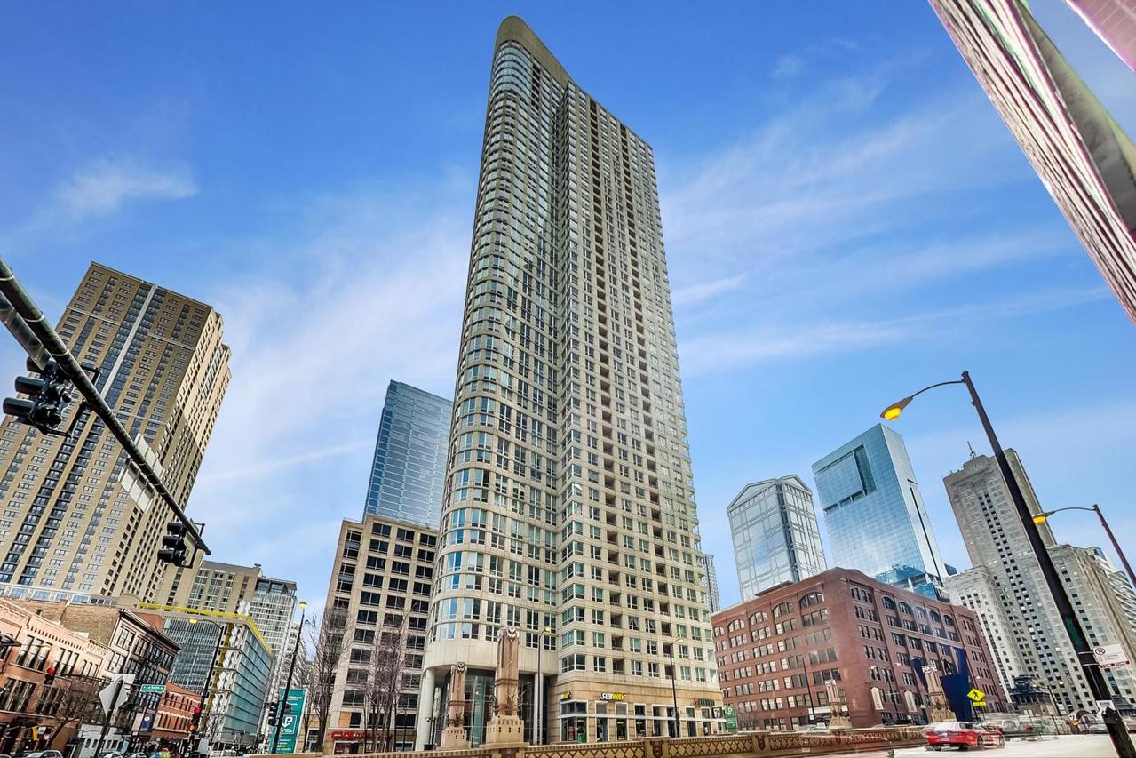 345 N La Salle Dr. #1902, Chicago, IL 60654
