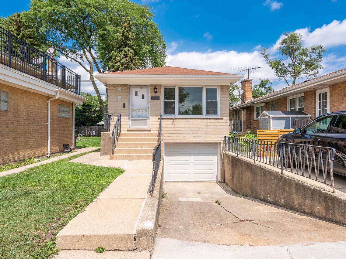 2304 Oakton St., Park Ridge, IL 60068