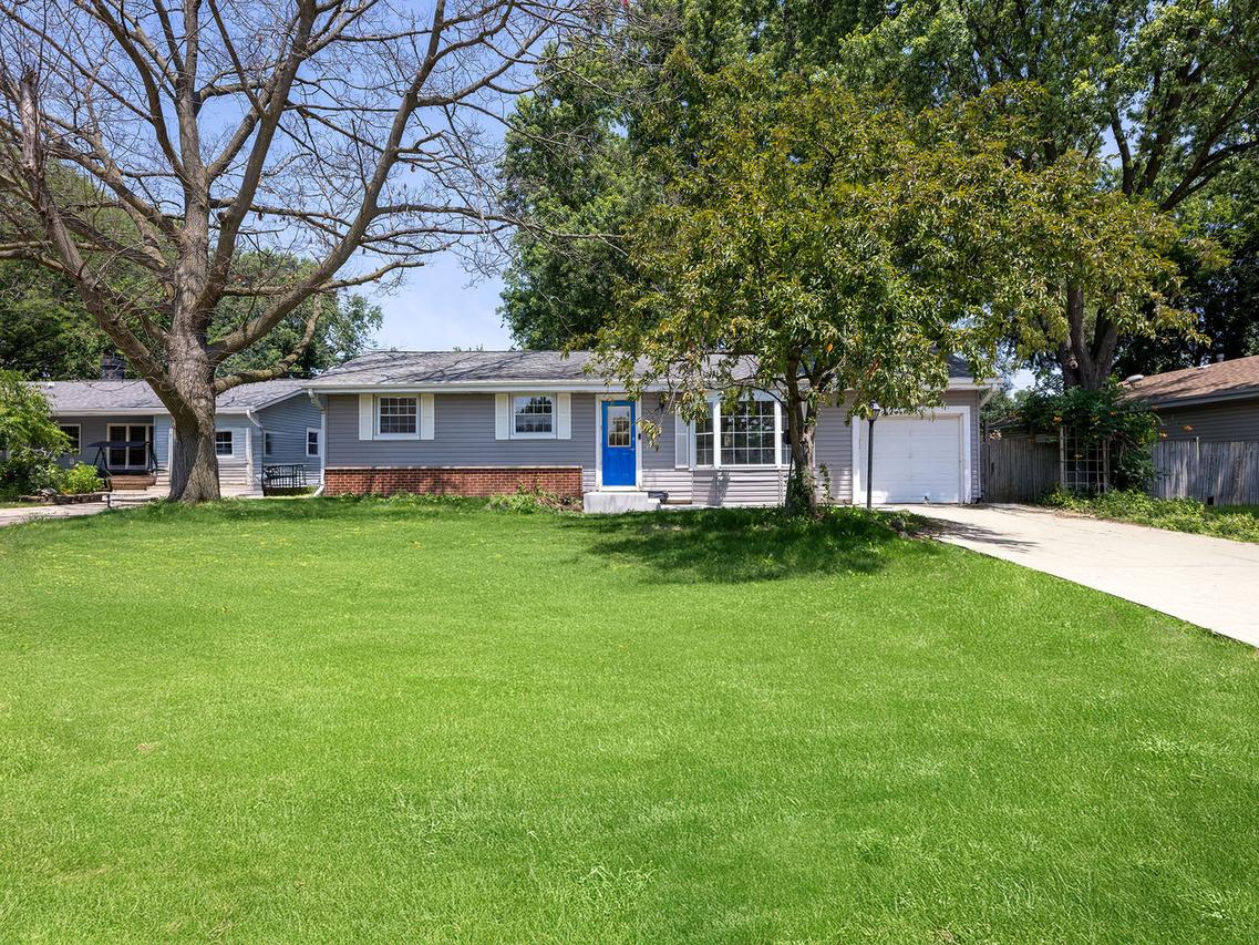 261 Arrowhead Tr., Carol Stream, IL 60188