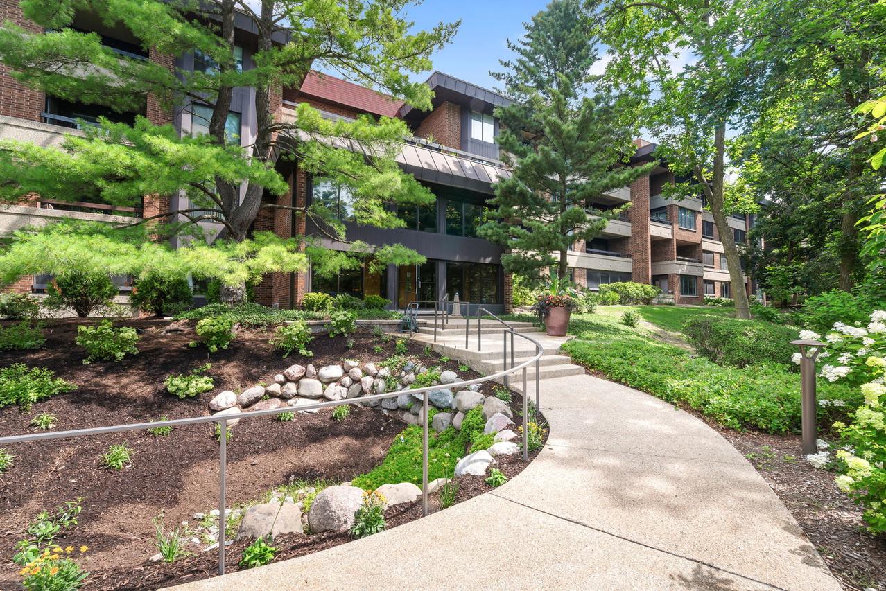 1409 Burr Oak Rd. #315A, Hinsdale, IL 60521