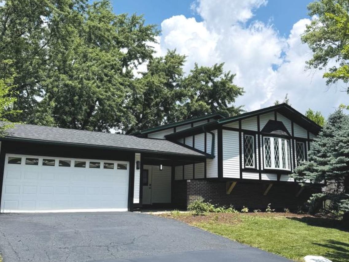 434 Galahad Rd., Bolingbrook, IL 60440