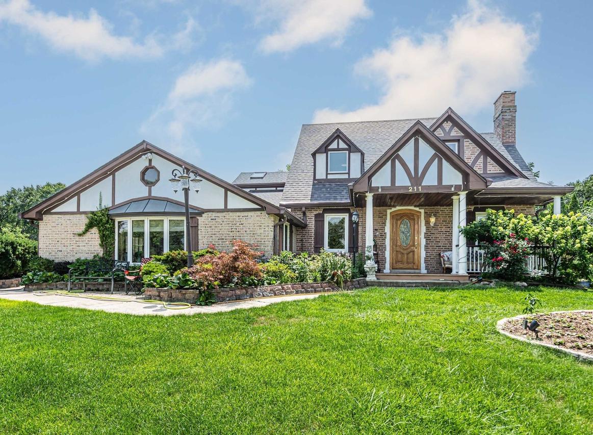 211 E Willow Rd., Prospect Heights, IL 60070