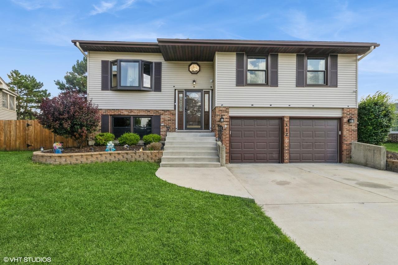 312 Dancing Water Ct., Carol Stream, IL 60188