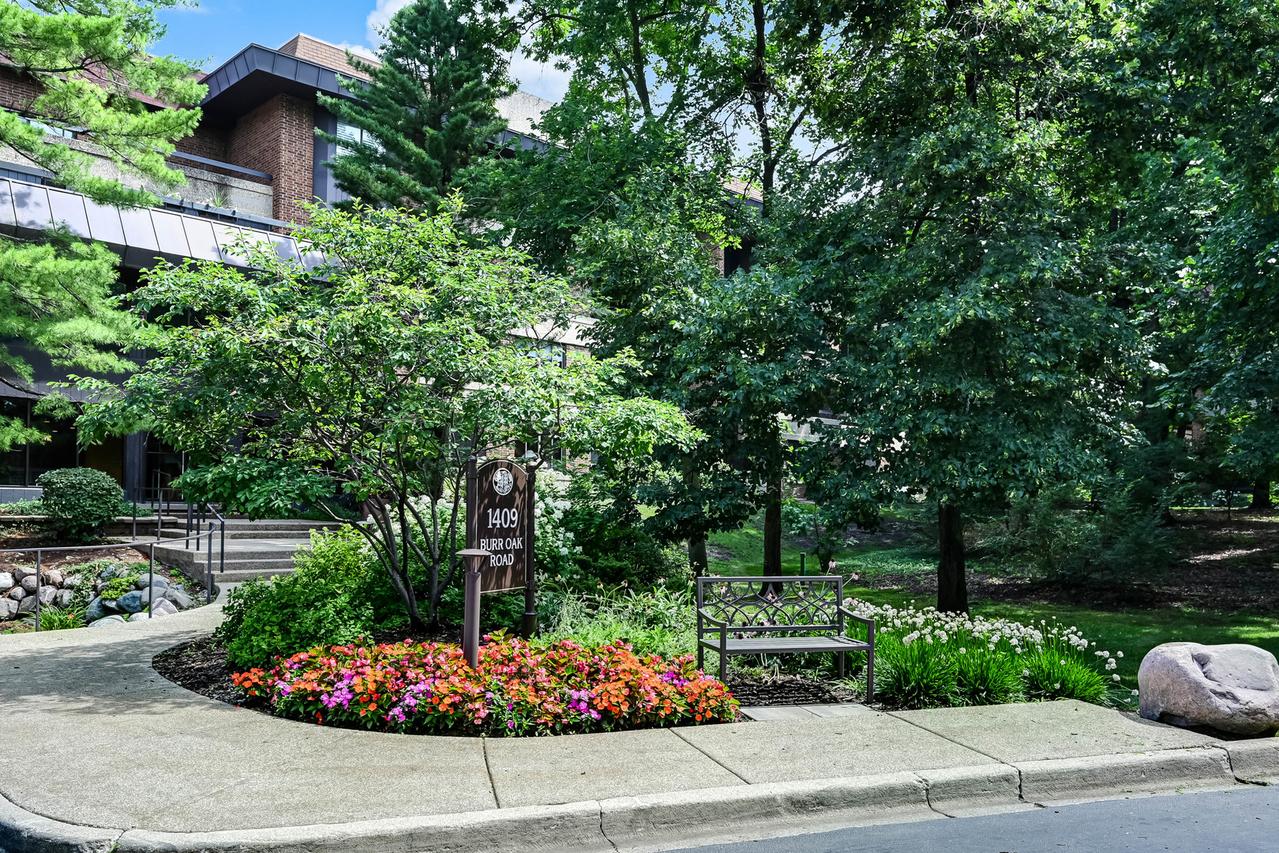 1409 Burr Oak Rd. #311A, Hinsdale, IL 60521