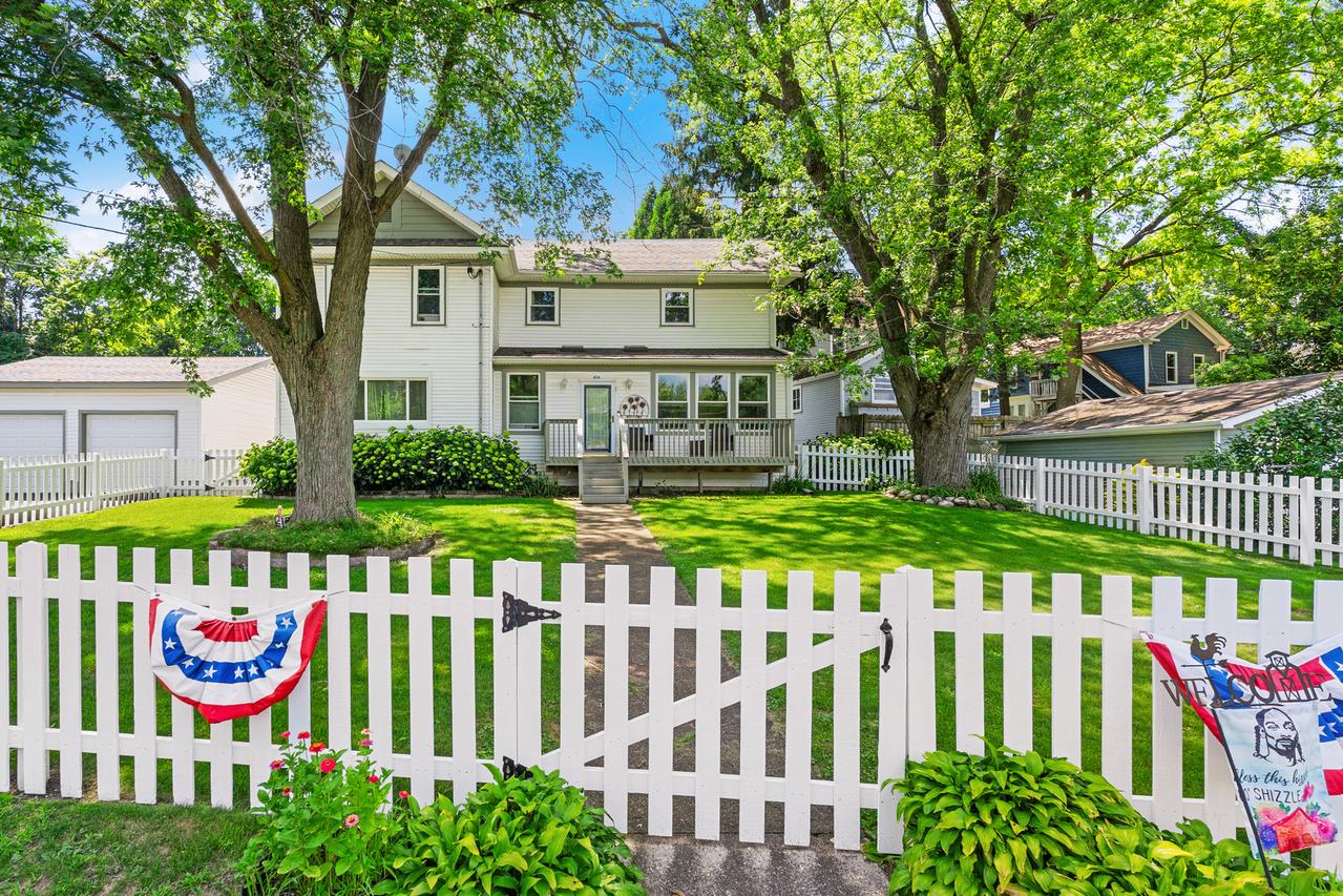 434 Lake Ave., Woodstock, IL 60098