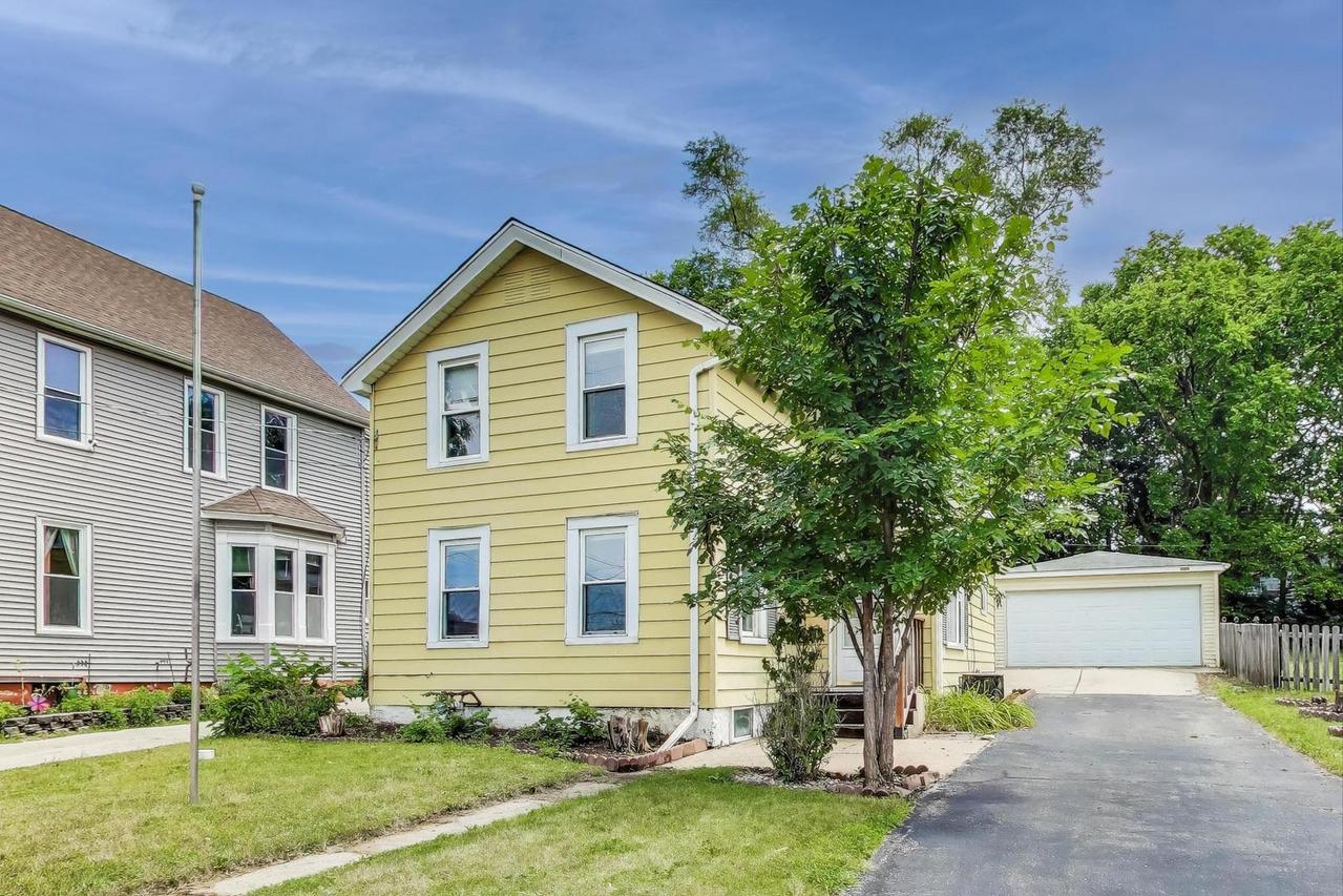 936 Sard Ave., Aurora, IL 60506