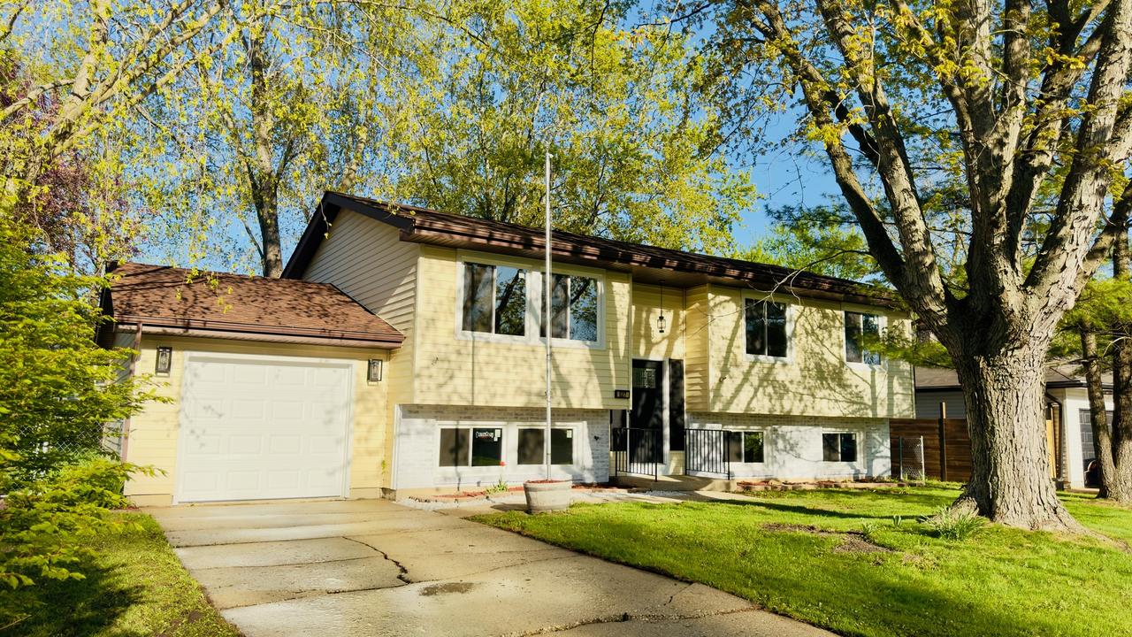 527 Northgate Rd., Lindenhurst, IL 60046