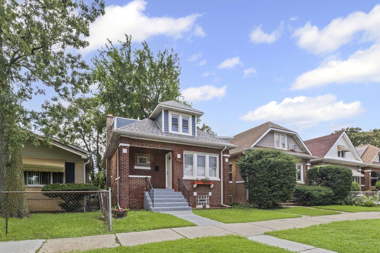 8915 S Racine Ave., Chicago, IL 60620