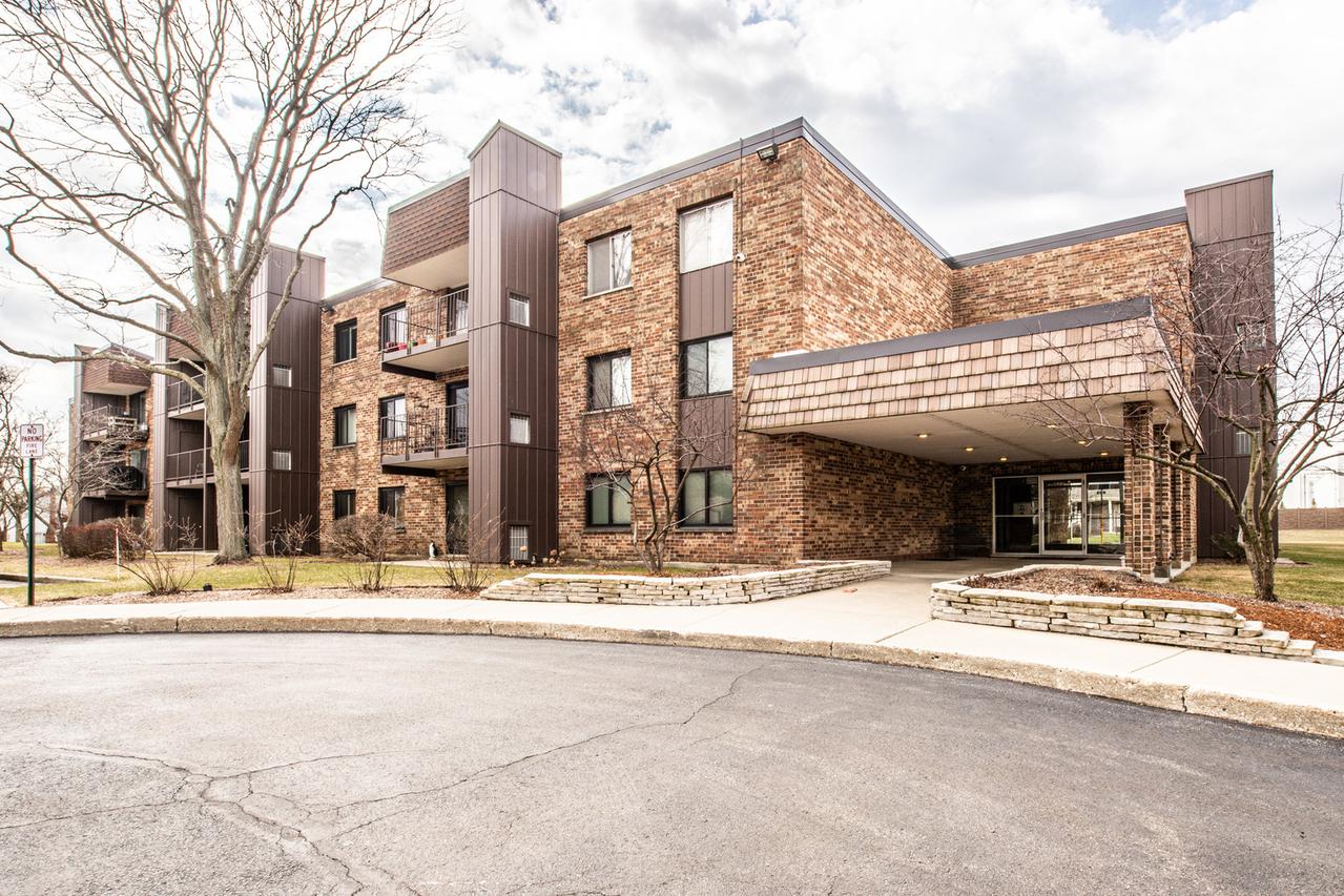 522 E Algonquin Rd. #207, Schaumburg, IL 60173