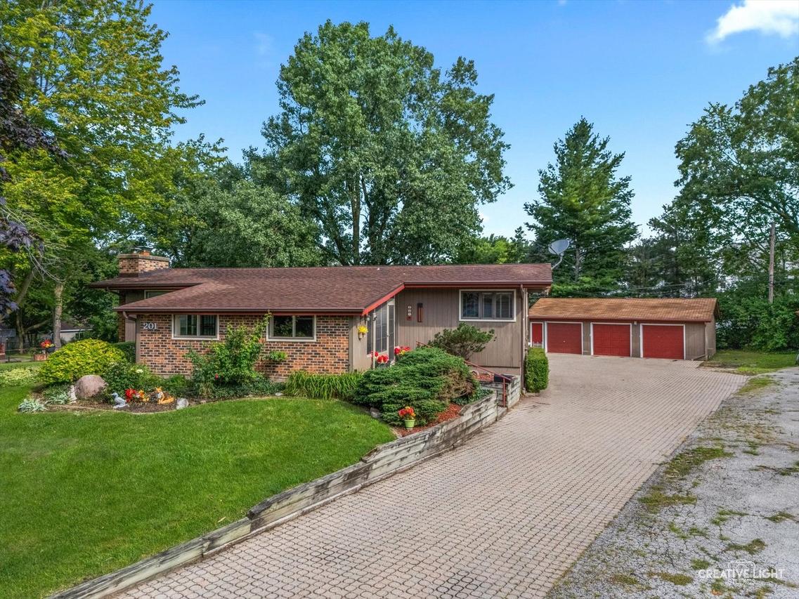 201 Long Ave., North Aurora, IL 60542