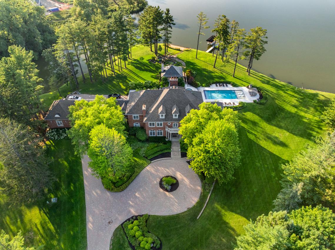 92 Hawthorne Rd., Barrington Hills, IL 60010