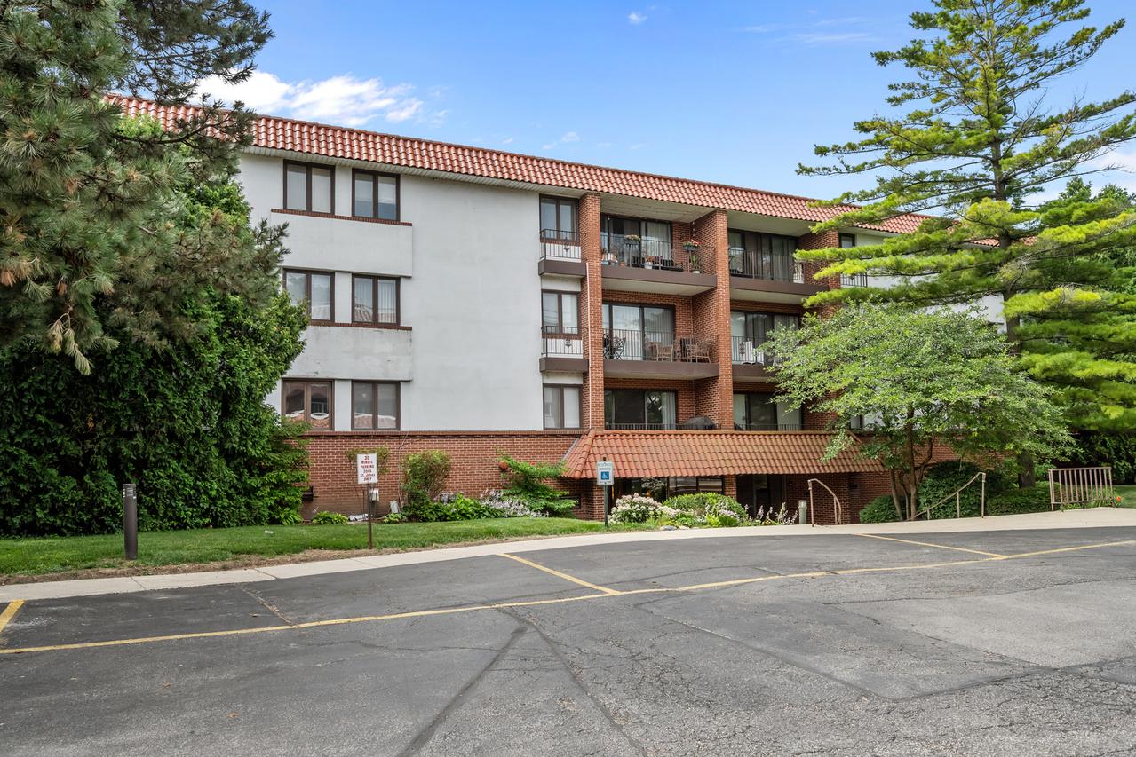 2046 Saint Johns Ave. #2E, Highland Park, IL 60035