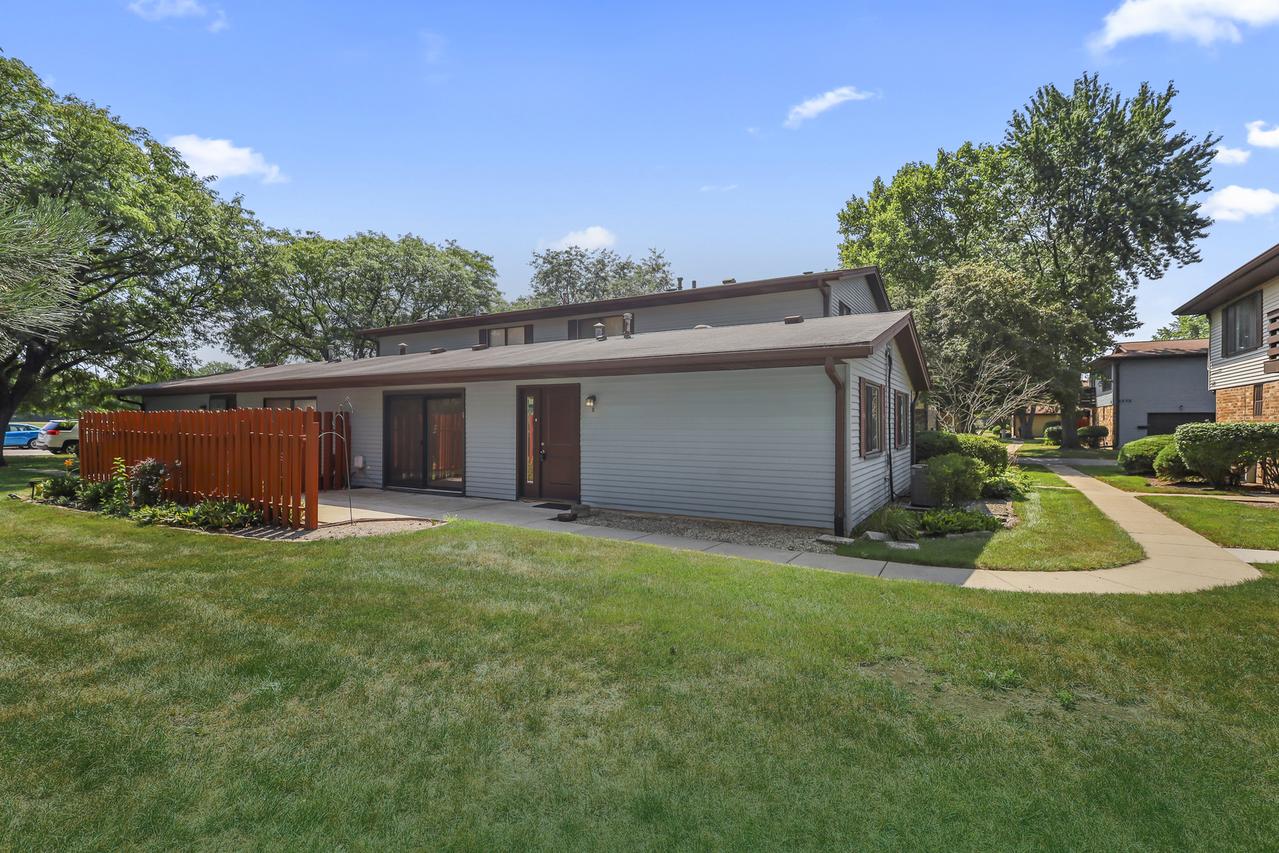 1590 Avati Ln. #B, Aurora, IL 60505