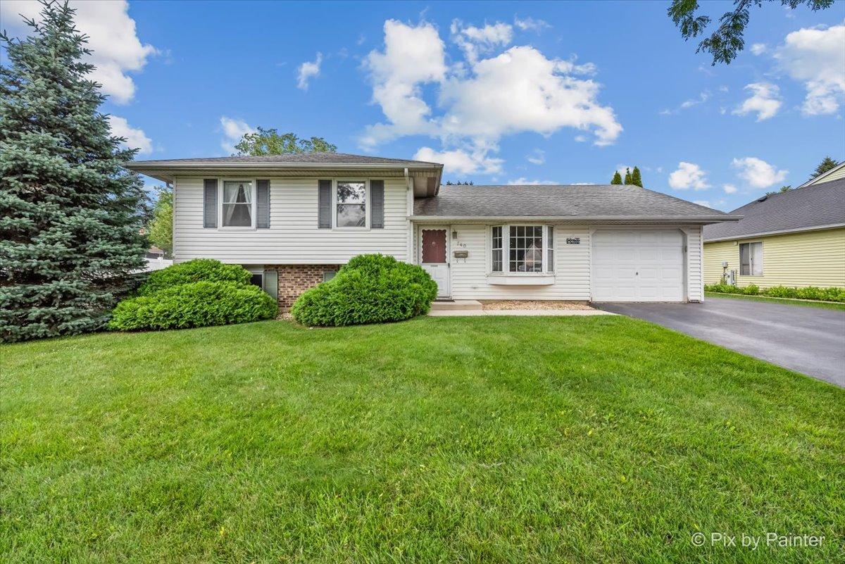 740 Country Ln., Roselle, IL 60172
