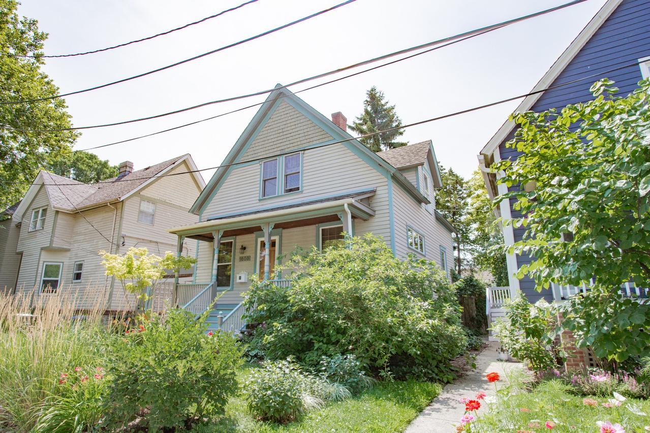 1608 Davis St., Evanston, IL 60201