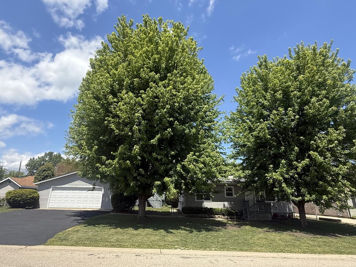 528 Ivy Ct., Round Lake Beach, IL 60073