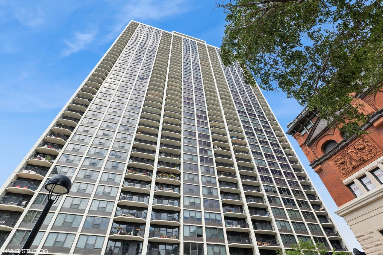 1560 N Sandburg Ter. #2105, Chicago, IL 60610