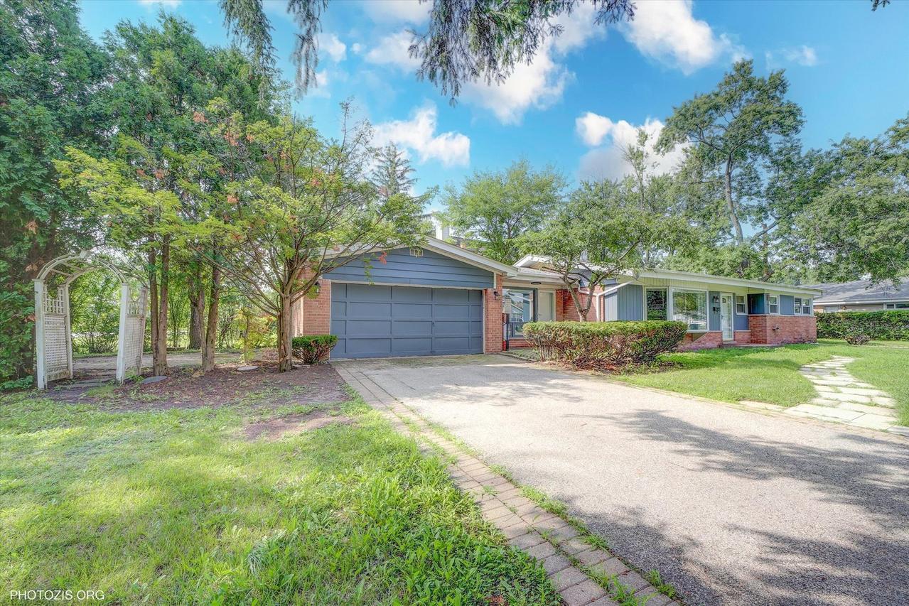 2411 Fontana Dr., Glenview, IL 60025