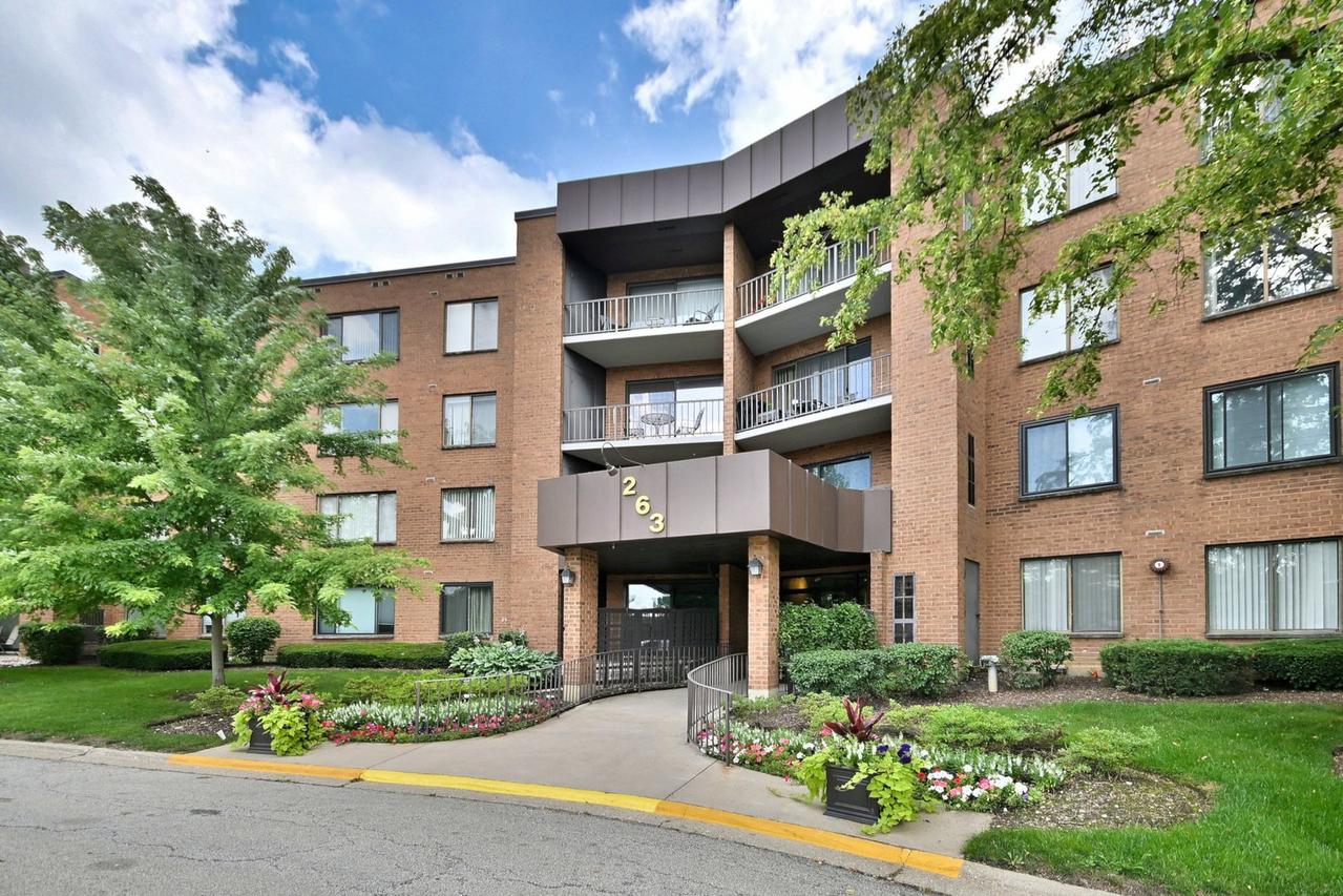263 S Clubhouse Dr. #101, Palatine, IL 60074