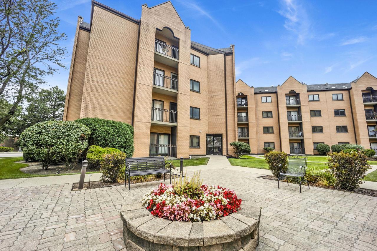7420 W Lawrence Ave. #411, Harwood Heights, IL 60706