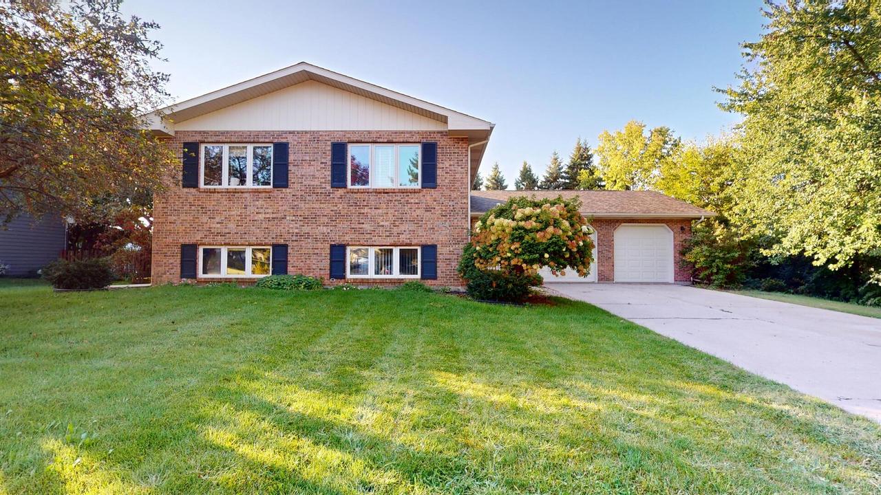 6 Saddlewood Ct., Sugar Grove, IL 60554