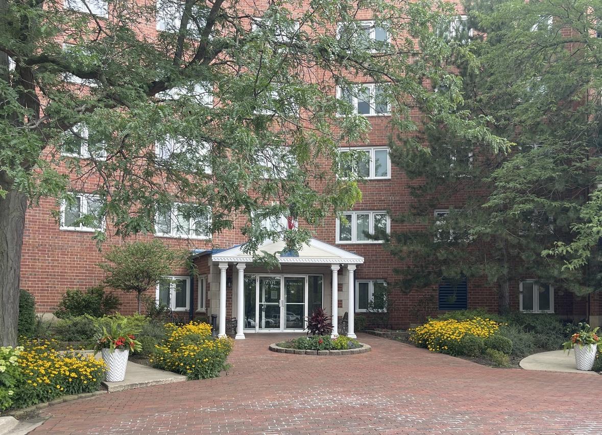 6701 N Milwaukee Ave. #406, Niles, IL 60714