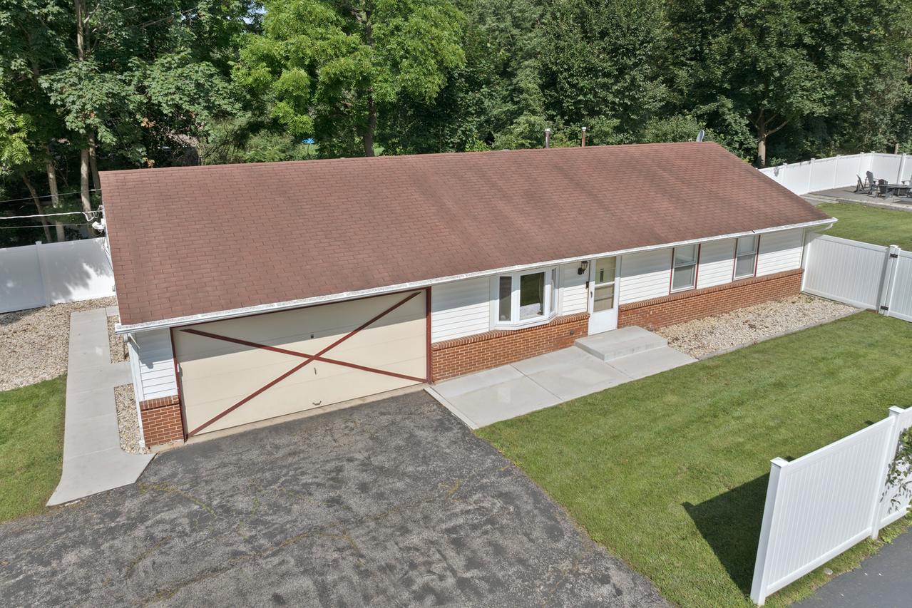2912 Grove Ln., Cary, IL 60013