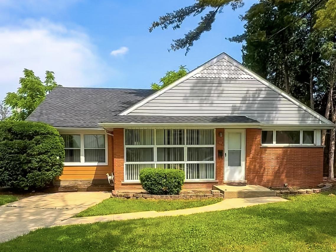 917 Bristol Ave., Westchester, IL 60154