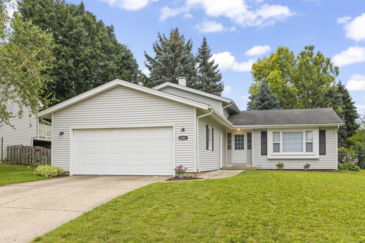 5201 W Dartmoor Dr., Mchenry, IL 60050