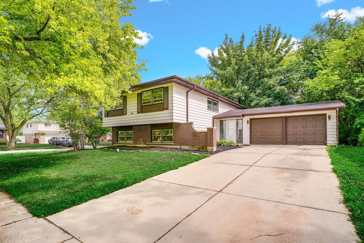 702 W Fitzhenry Ct., Glenwood, IL 60425