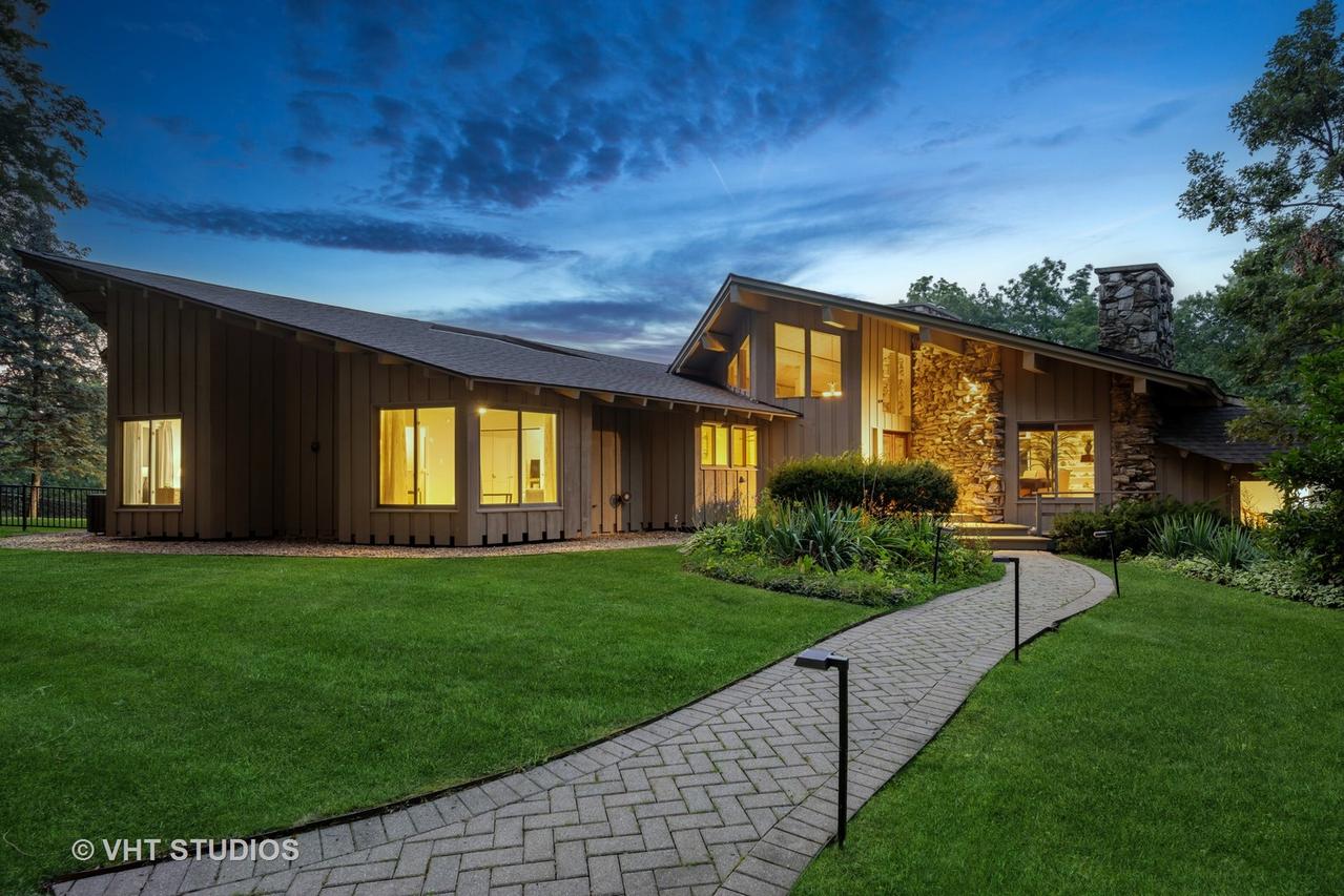 610 Signal Hill Rd., North Barrington, IL 60010