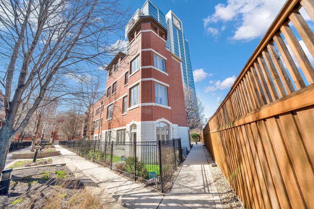 324 E 17th St., Chicago, IL 60616