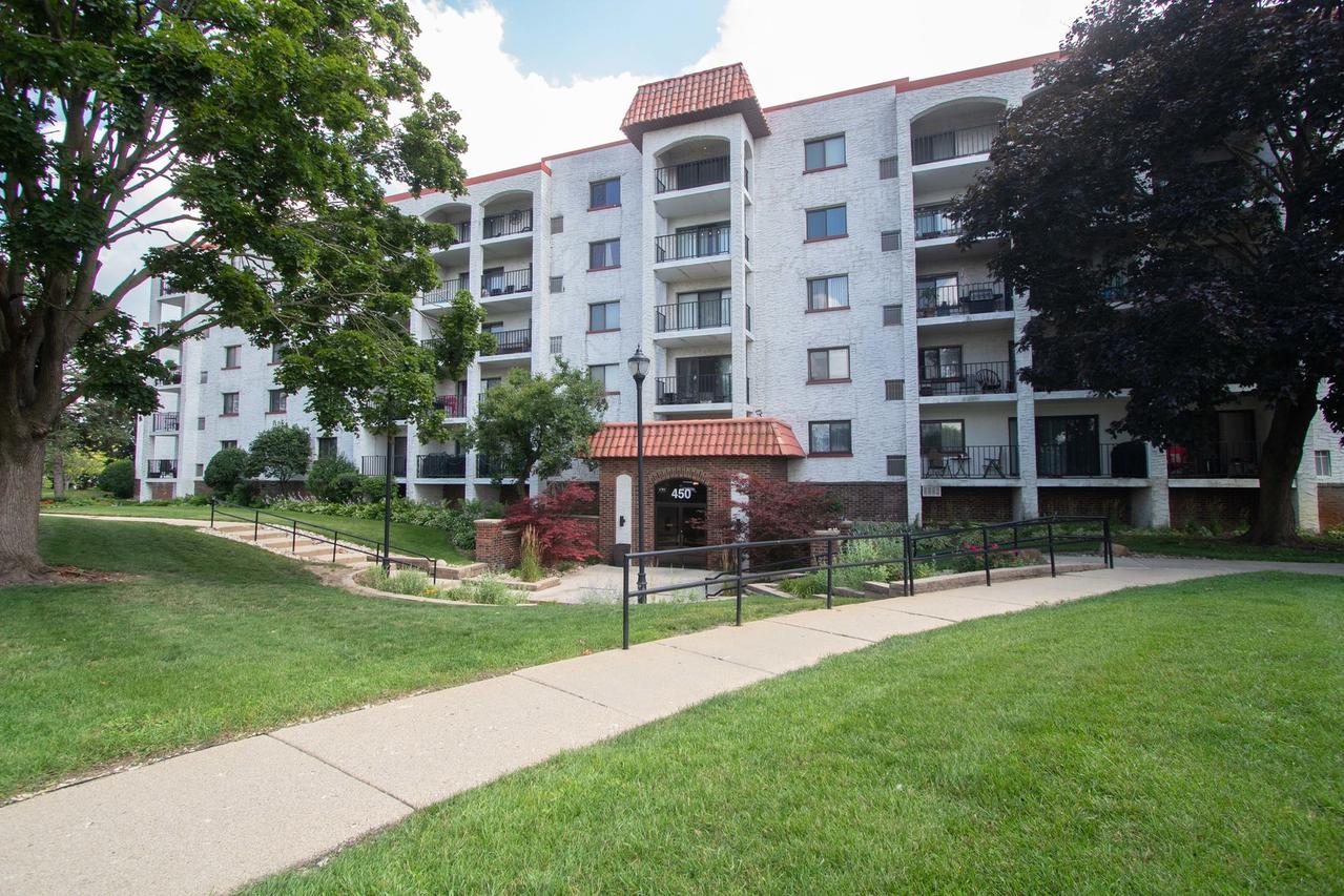 450 Plum Creek Dr. #512, Wheeling, IL 60090