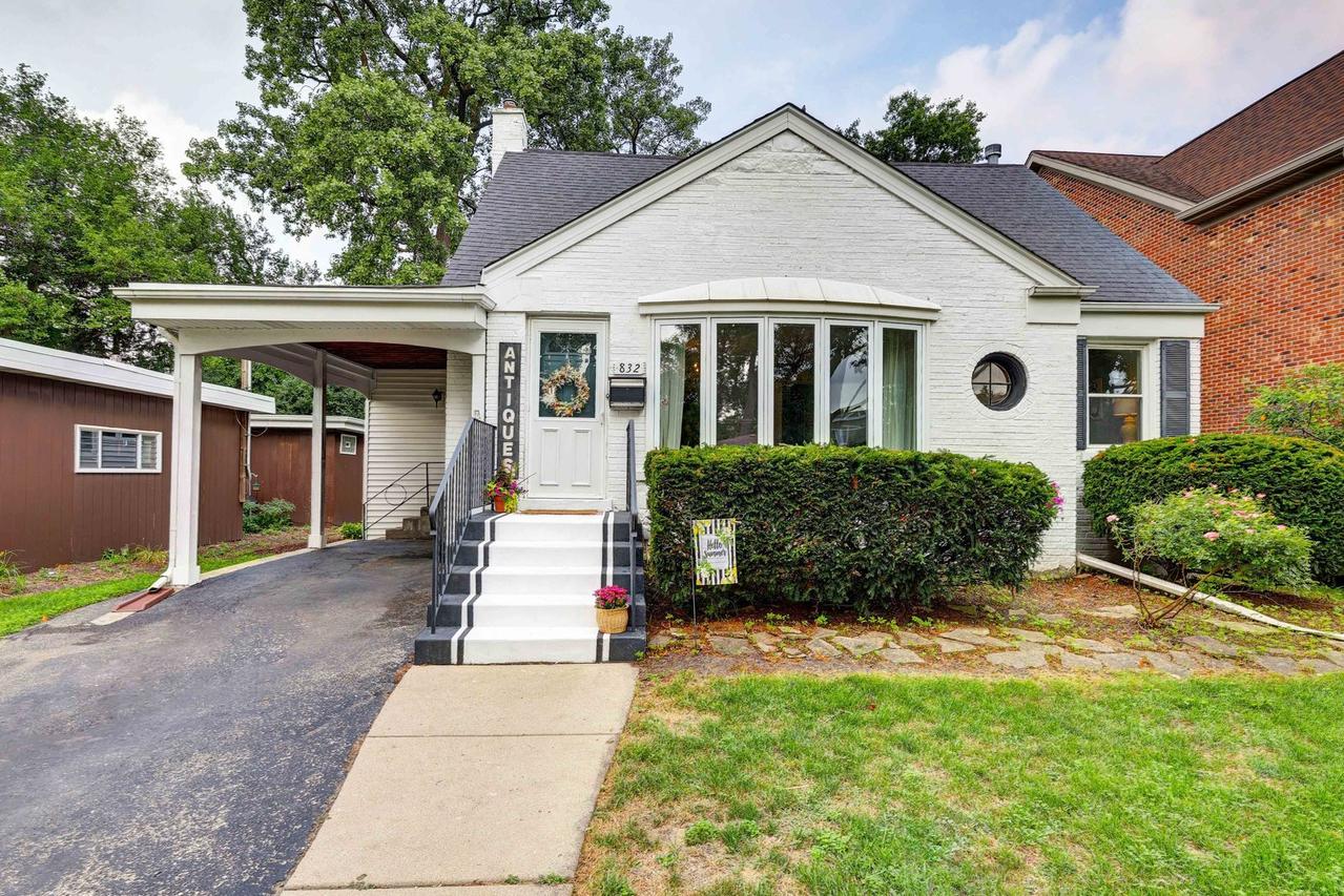 832 Sylviawood Ave., Park Ridge, IL 60068