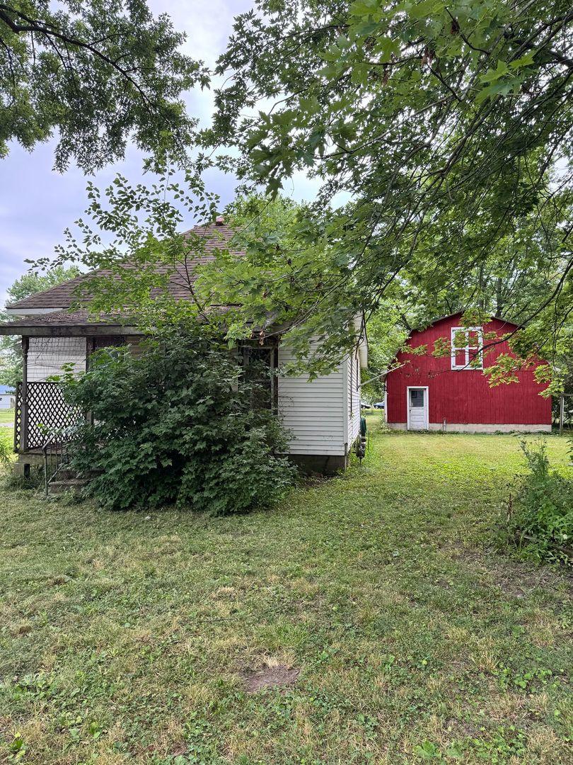 212 Michigan St., Hindsboro, IL 61930