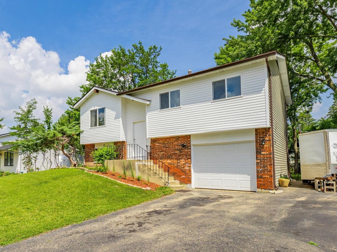 228 Riverside Dr., Bolingbrook, IL 60440