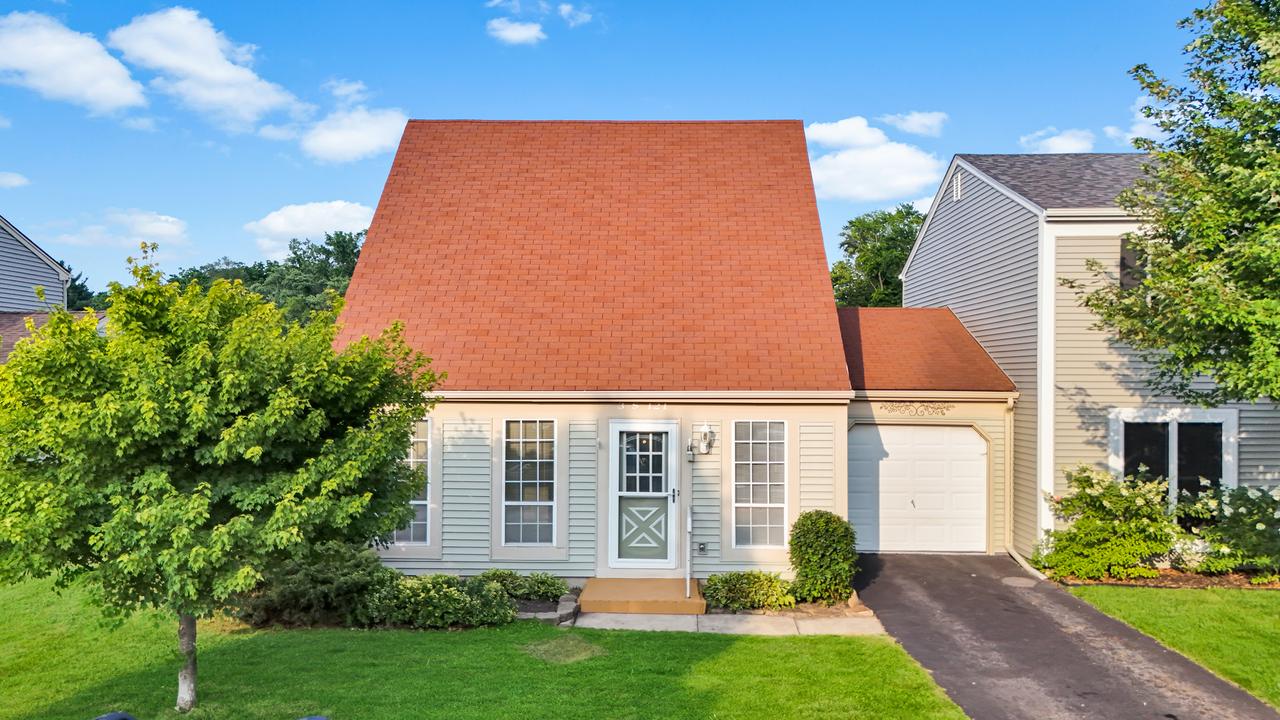 3S121 Briarwood Dr., Warrenville, IL 60555