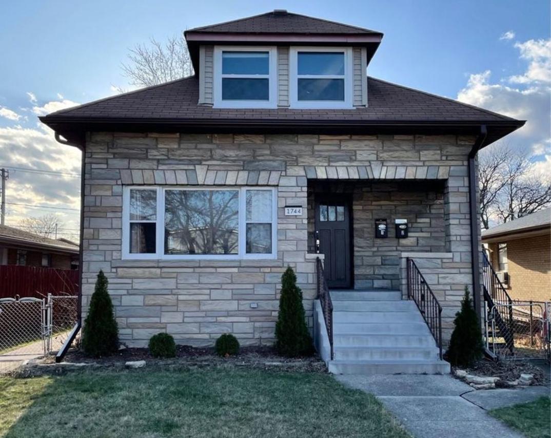 1744 Broadway St., Melrose Park, IL 60160