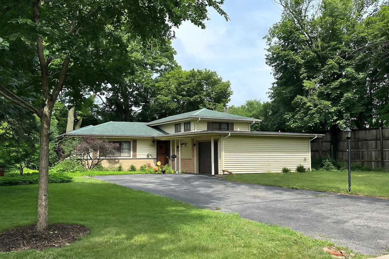 1348 Pinehurst Dr., Glenview, IL 60025