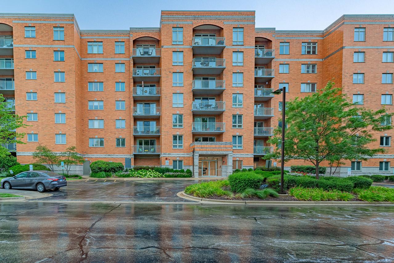 6801 N Milwaukee Ave. #202, Niles, IL 60714