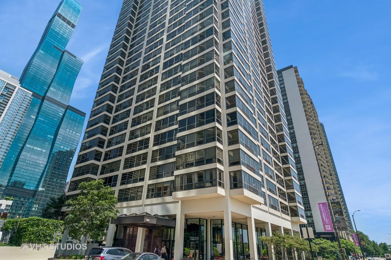 360 E Randolph St. #407, Chicago, IL 60610