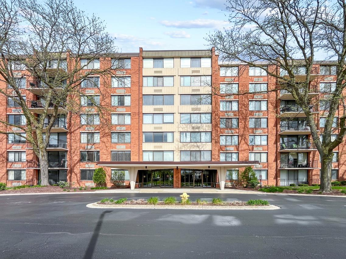 2000 Saint Regis Dr. #4E, Lombard, IL 60148