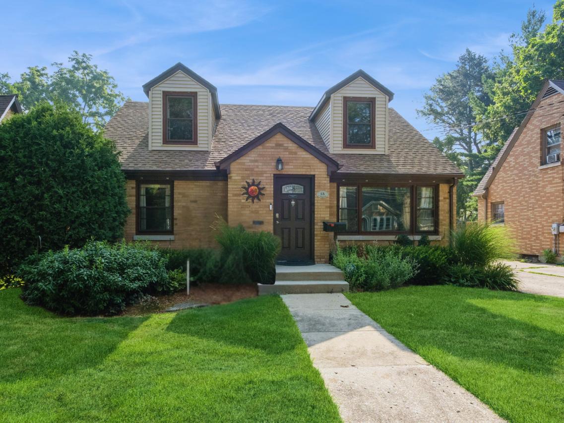 15 N Edison Ave., Elgin, IL 60123